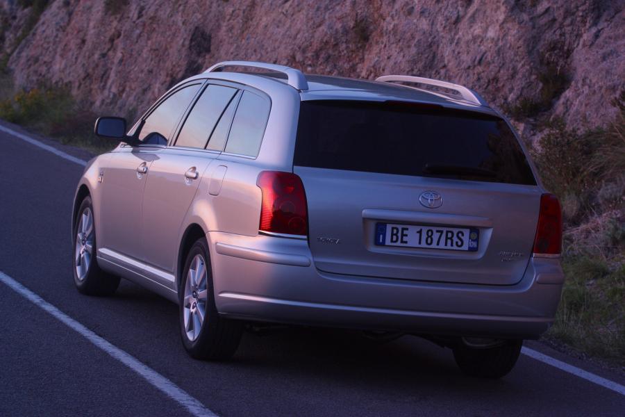  Toyota Avensis Wagon 2003 года  (фото 47 из 76)